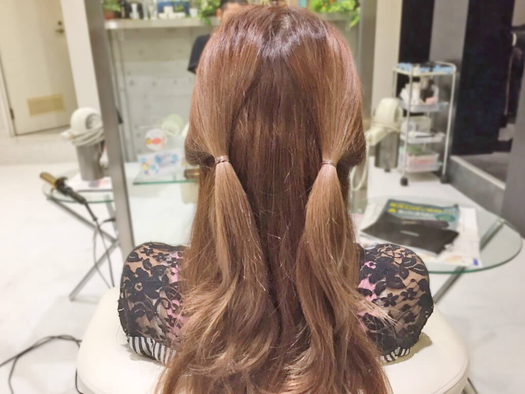 くるりんぱとねじり編みで作る簡単ヘアアレンジでおしゃれヘアをゲット