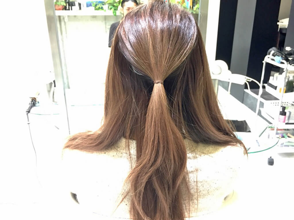 テクニック不要 ヘアゴムで結ぶだけでできる簡単ポニーテールヘア