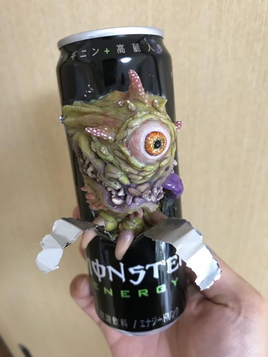 モンスターエナジーの 爪痕の主 を想像して作ったモンスターが