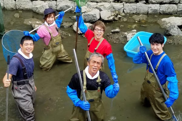 『池の水ぜんぶ抜く』寺島進が高知城のお堀で番組初の巨大魚を捕獲 ニコニコニュース