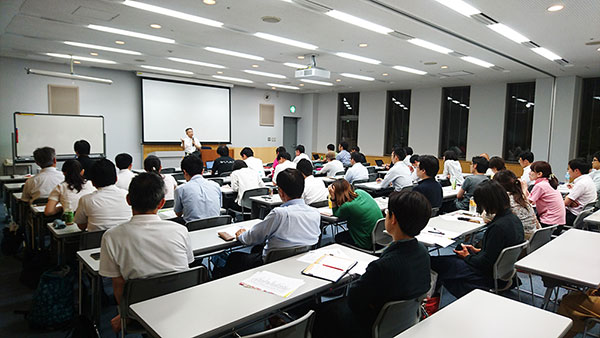 平日夜に、市民や議員、行政マンが入り混じって勉強（写真は任意活動時代の学習会の様子）。