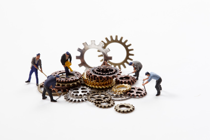 歯車とミニチュア人形