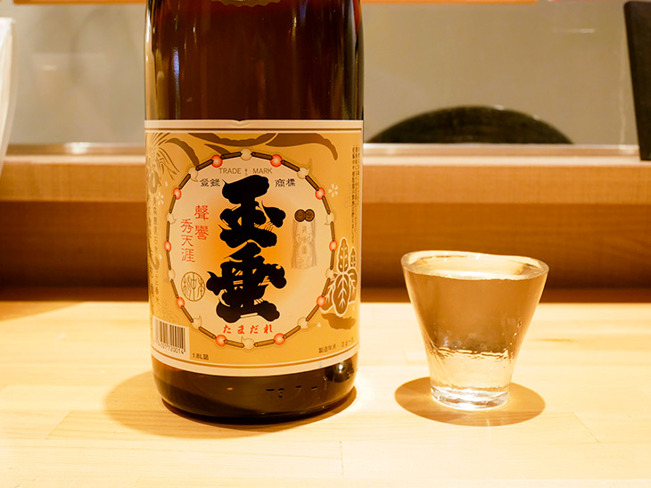 「玉垂」（たまだれ）半合250円。日本酒は1合の場合400円～。数量限定で特別価格で出すお酒も