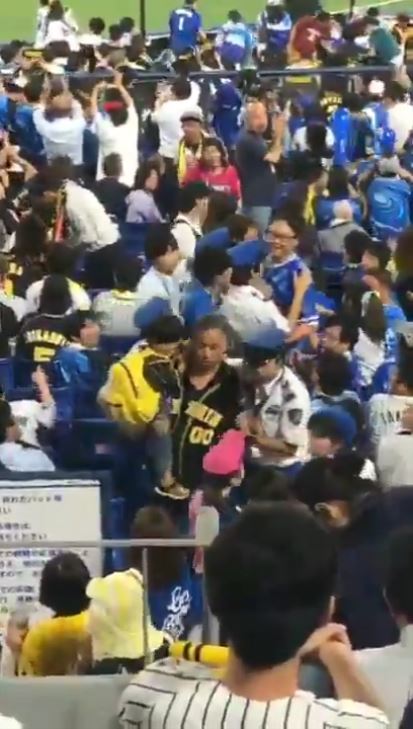 動画 阪神ファンが客席で喧嘩 ベイスターズファン相手に自分の子供を