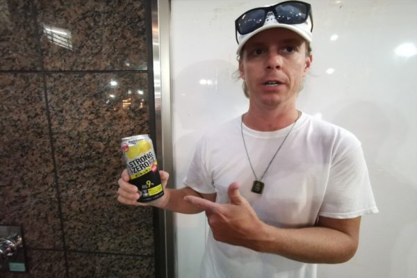 アメリカ人が初めて ストロングゼロ を飲んだ結果 ニコニコニュース