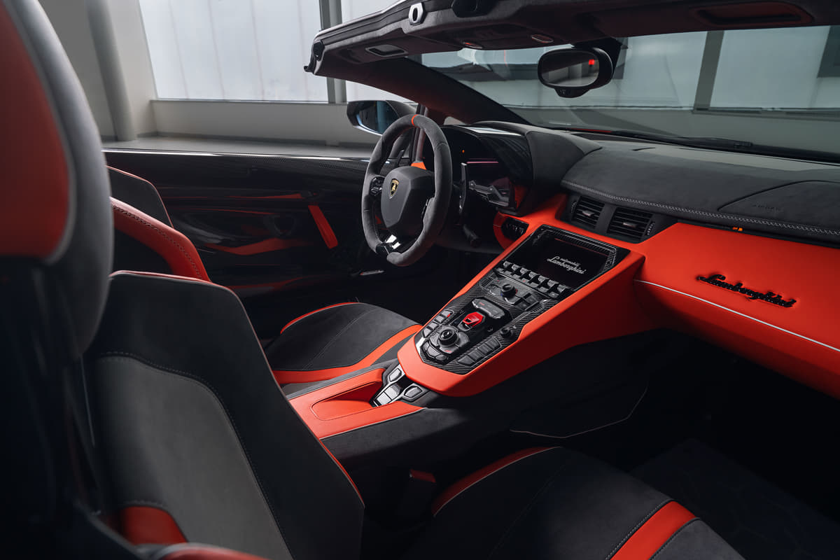 限定発売ランボルギーニの「アヴェンタドールSVJ 63ロードスター」「ウラカンEVO GTセレブレーション」２台を公開