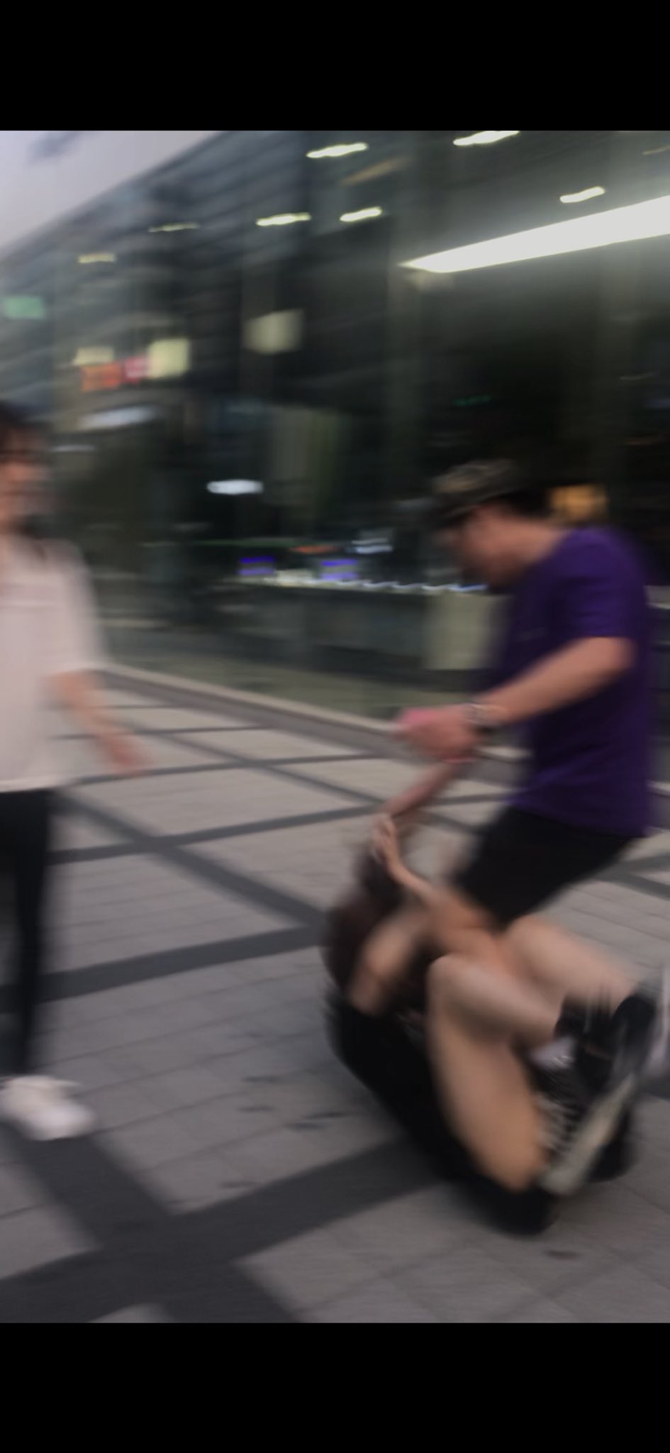 韓国人男性が女性に暴行