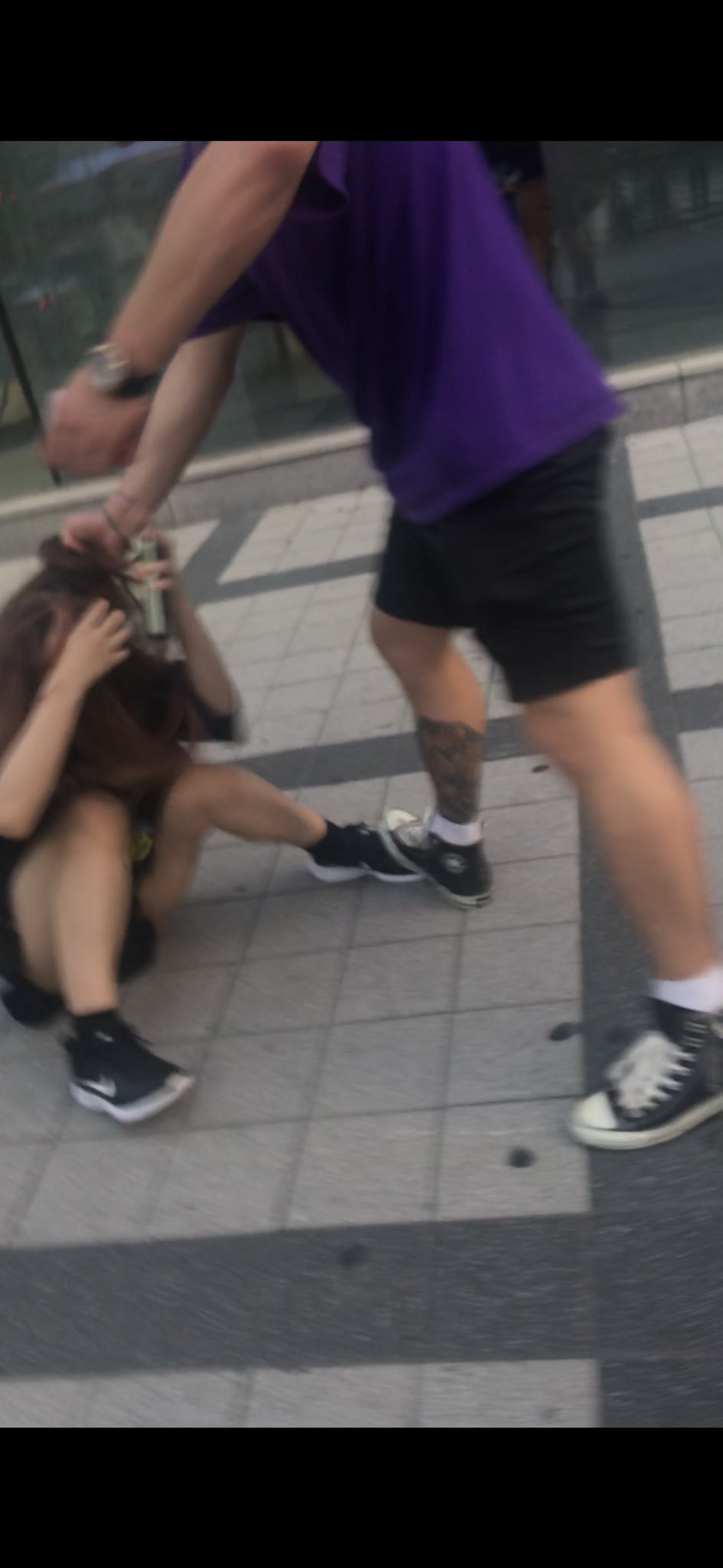 韓国人男性が女性に暴行