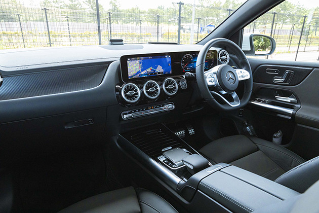 【ＣＨＥＣＫ　ＰＯＩＮＴ１】２枚並んだ１０.２５インチの大きなスクリーン＆スイッチが並ぶステアリングは激アツ