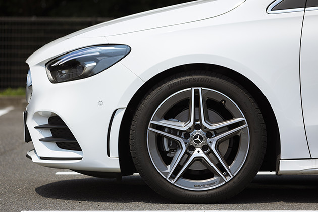 【ＣＨＥＣＫ　ＰＯＩＮＴ３】カッケー１８インチのアルミホイールは「ＡＭＧライン」に含まれるオプション