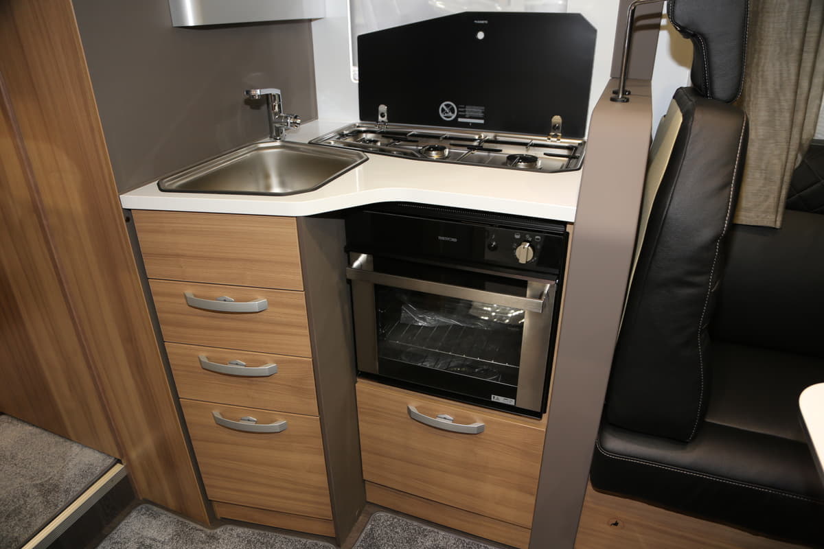 日本で本格的キャンピングカーが欧米ほど普及しない理由と対策