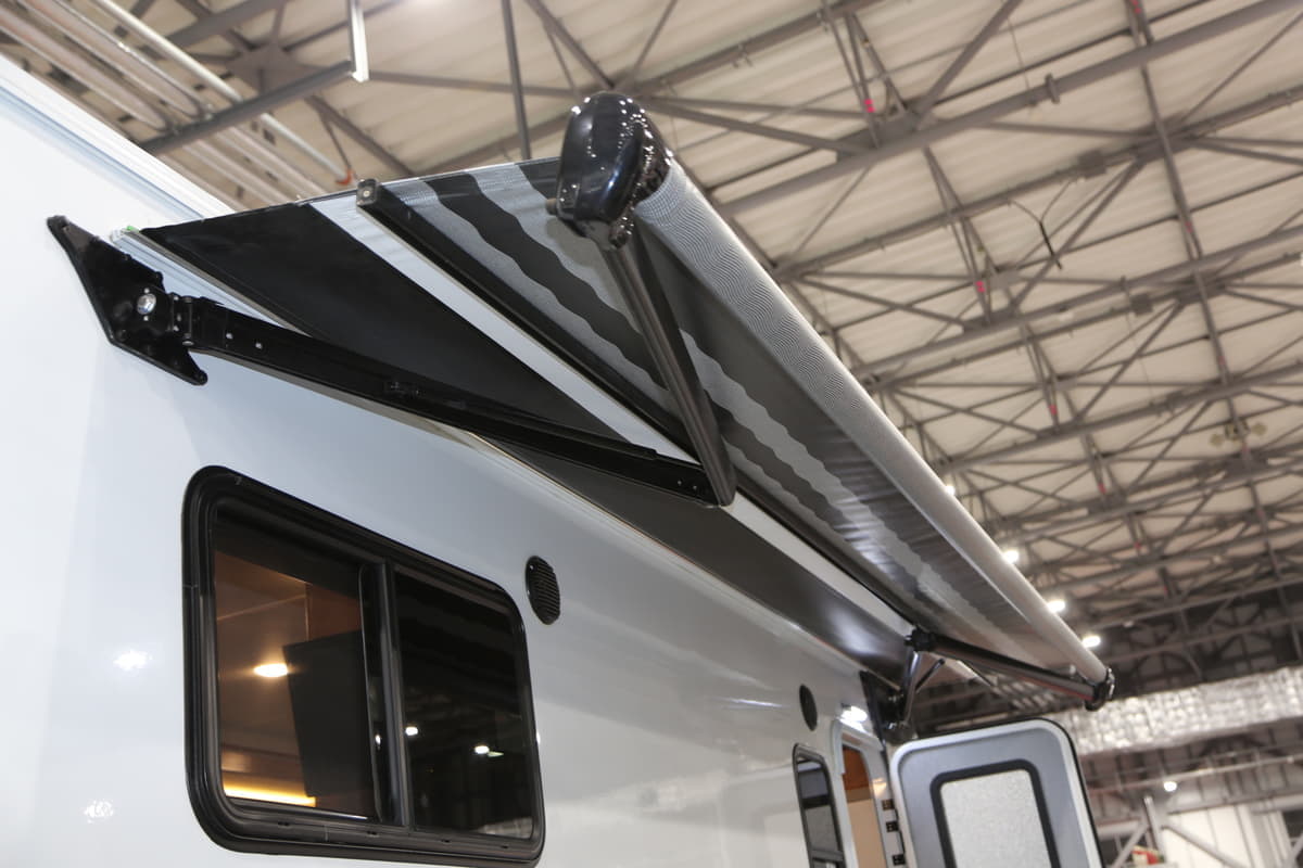 日本で本格的キャンピングカーが欧米ほど普及しない理由と対策