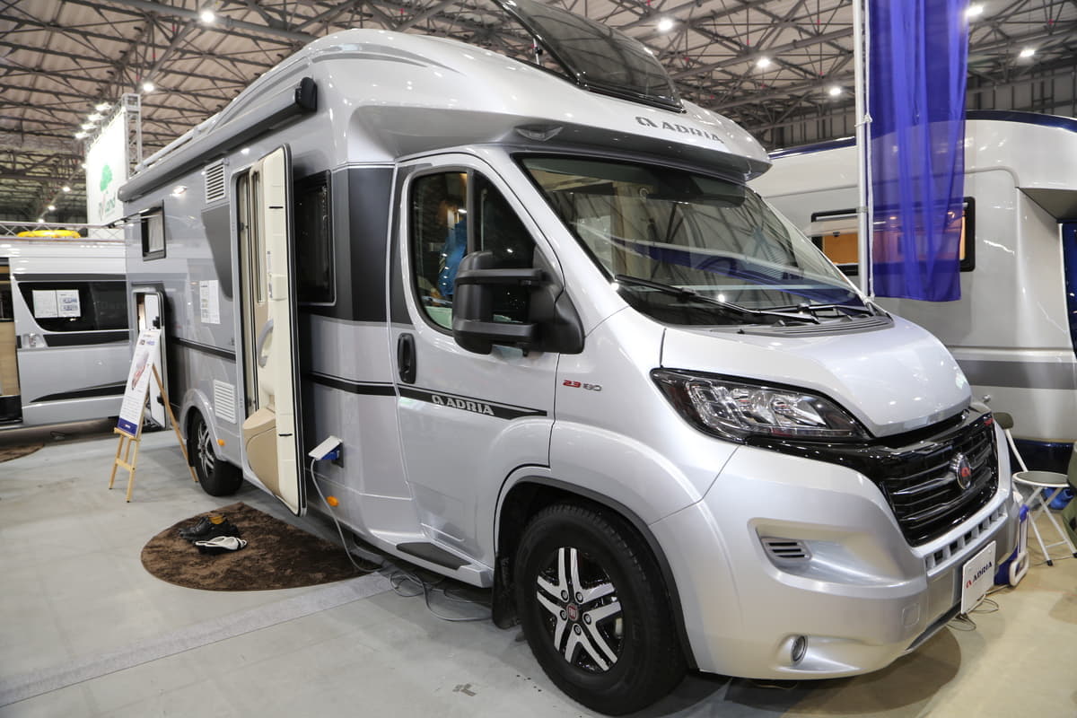 日本で本格的キャンピングカーが欧米ほど普及しない理由と対策