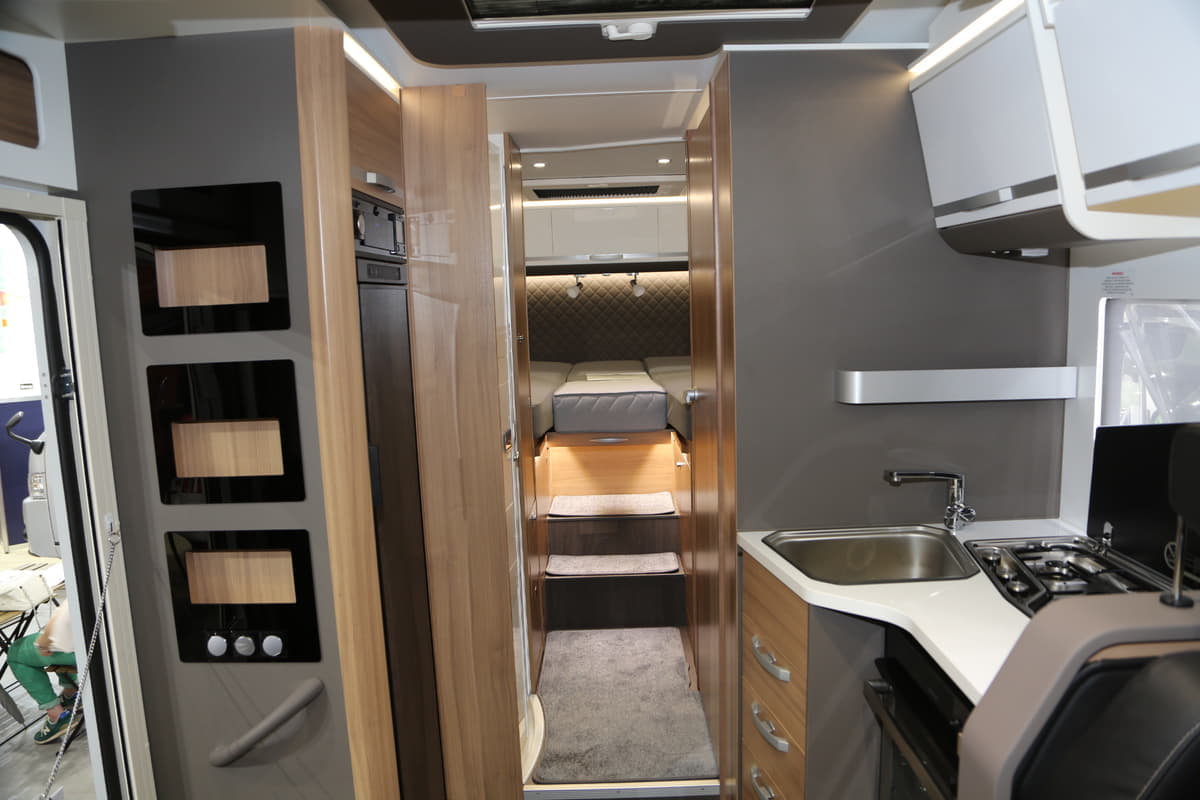 日本で本格的キャンピングカーが欧米ほど普及しない理由と対策