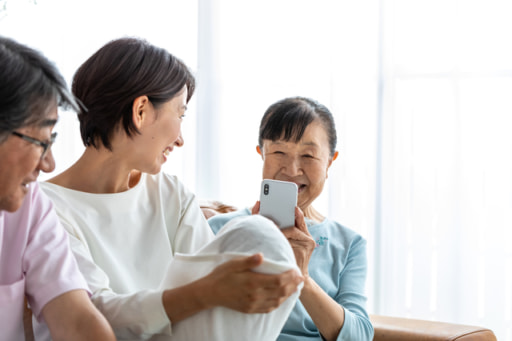 孫を見る祖父母
