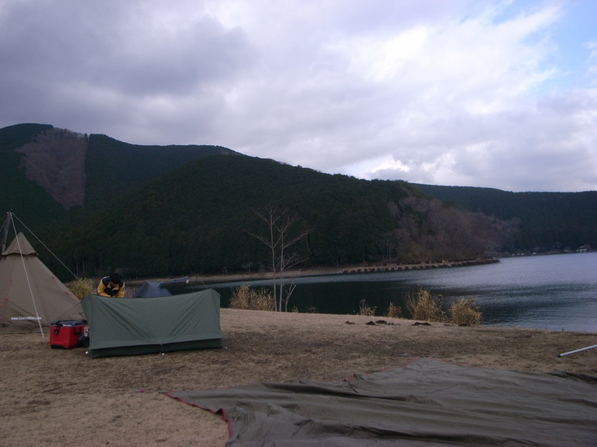 ↑湖に面した平地は人気のため激戦区。ロケーションを重視するなら斜面対策を忘れずに！