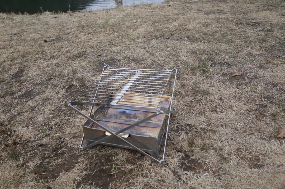 ↑グリルM1の足下にファイヤーセーフを潜り込ませるとぴったりハマる