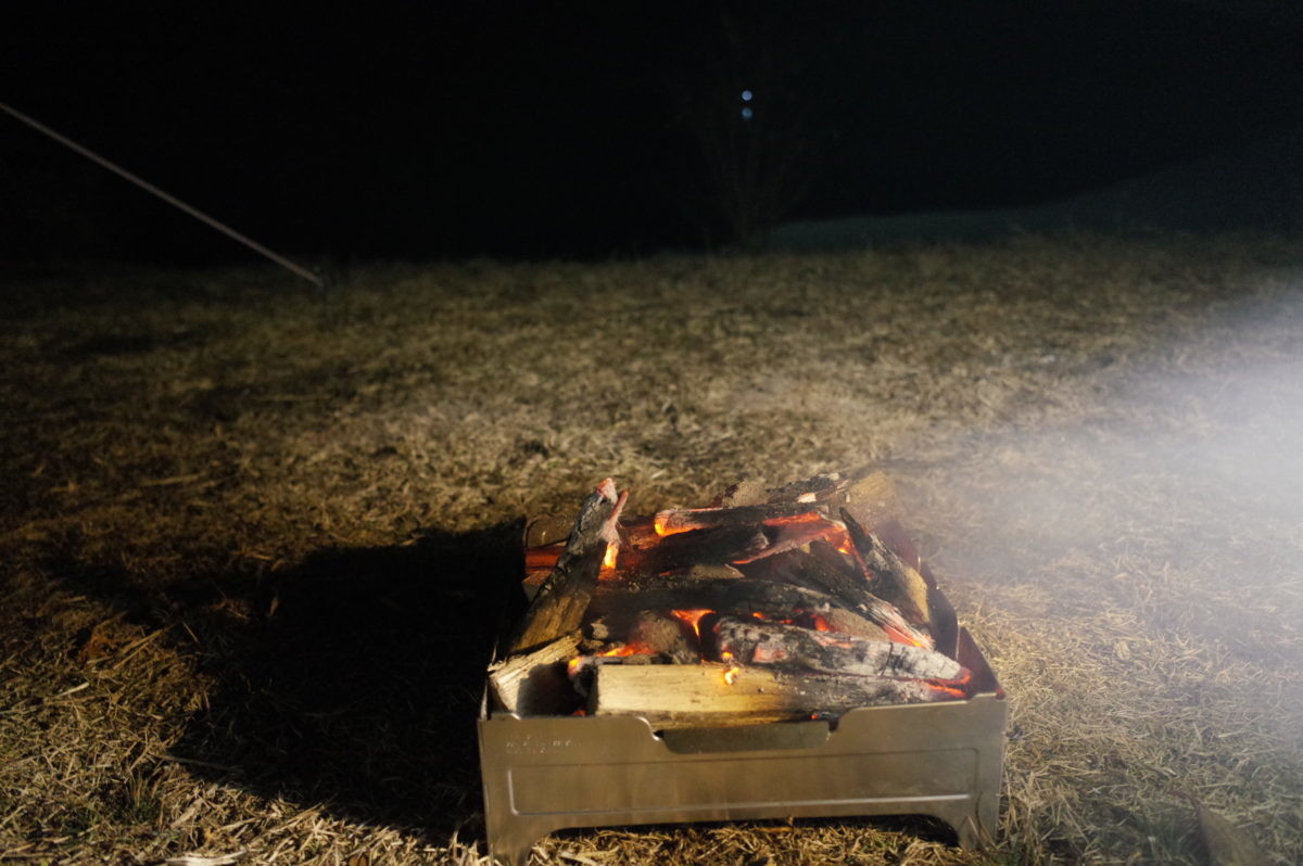 ↑下部に空気穴がないため、薪に高さを作って空気を取り込むのがコツ