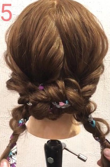 ヘアアレンジで春を先取り オトナ女子にぴったりの華やかスカーフ