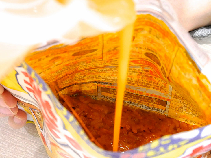 チキンライスを袋の中で整形し、卵液を投入