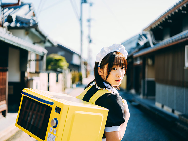 オムライスデリバリーサービスのイメージ。イメージキャラクターはコスプレイヤー＆グラビアアイドルの伊織もえさん