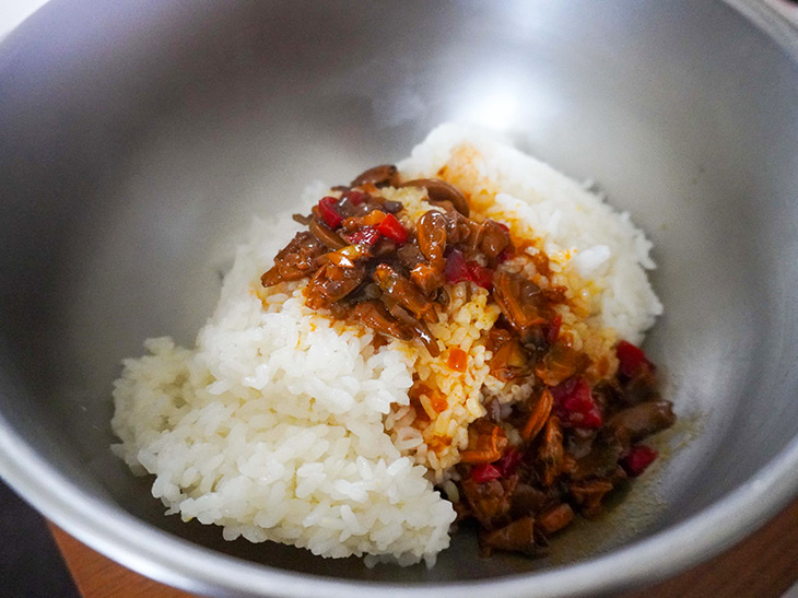 炊いたご飯に箱の中のソースを混ぜるだけ