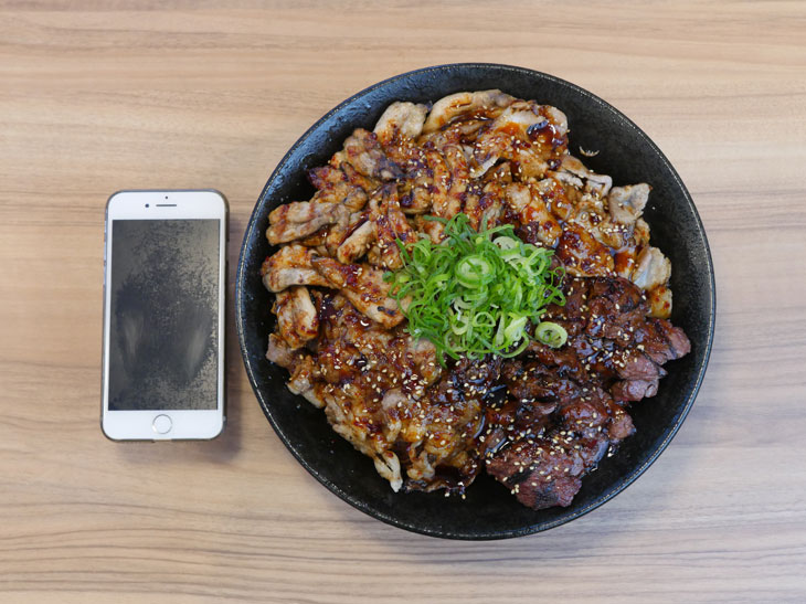 「肉1キロ丼　3.5ポンド肉激情丼（米特盛）」2500円。他にスープ、ナムルがつく。器の直径は25cm