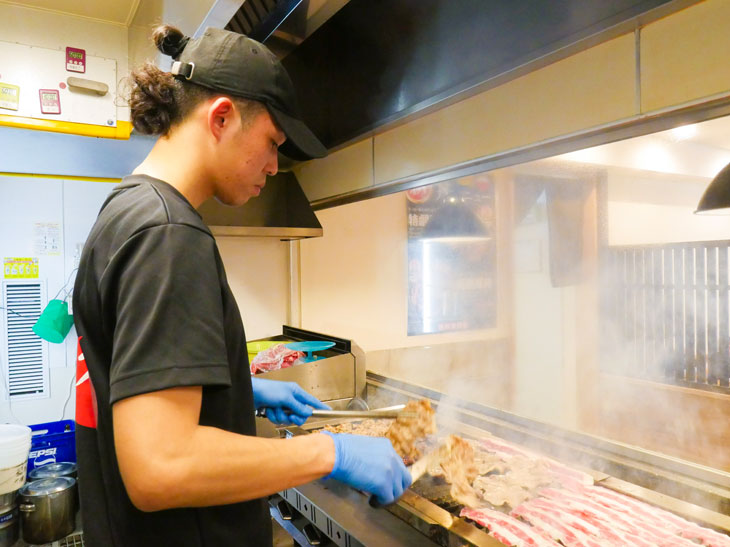 4種類の肉の焼き加減を瞬時に判断してトングとハサミで焼き上げる。すごいっ！