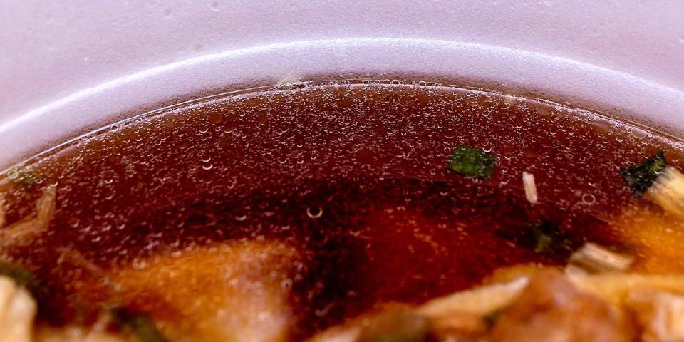 鶏油の浮いた醤油の濃い汁