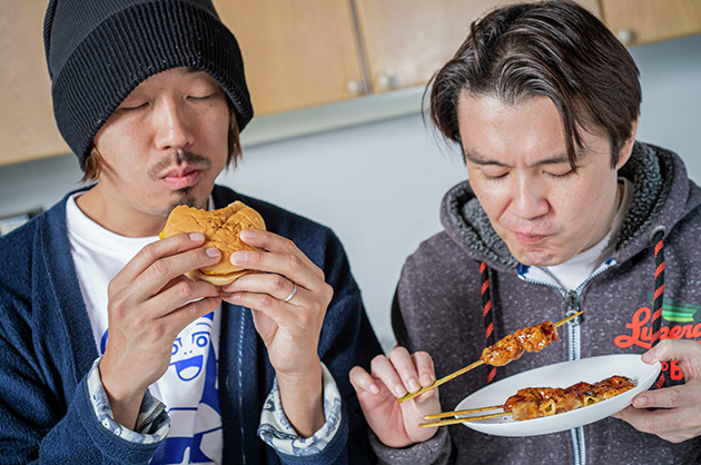（４）激ウマ！　ケチャップ味のハンバーガーやタレ味の焼き鳥など、味の濃い肉料理にインスタントコーヒーの粉末をまぶすと焙煎した香ばしさだけが残り、驚くほど高級感が増してウマい！