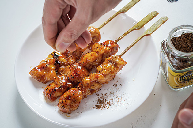 （２）かける！　続いて焼き鳥にも同様に砕いたネスカフェゴールドブレンドを振りかけよう。もちろんインスタントコーヒーならなんでも代用可能。焼き鳥は塩よりもタレがオススメ