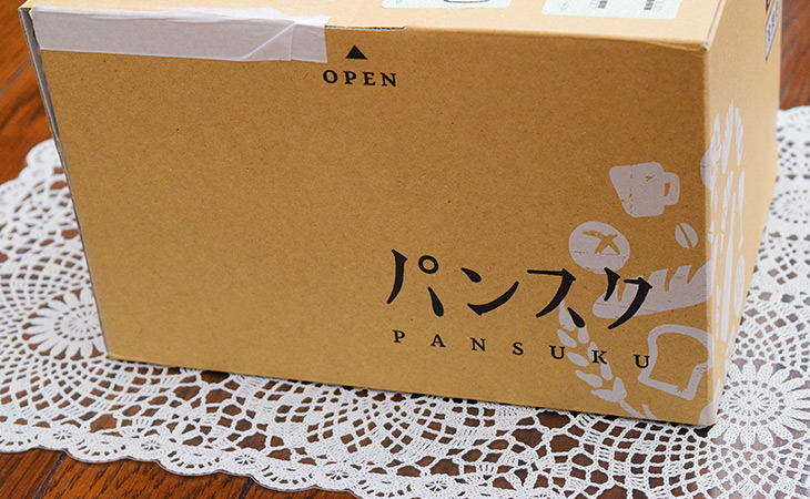 「パンスク」は月額3700円（送料込み、税抜）、月1回、パンが1箱（60サイズ）届きます