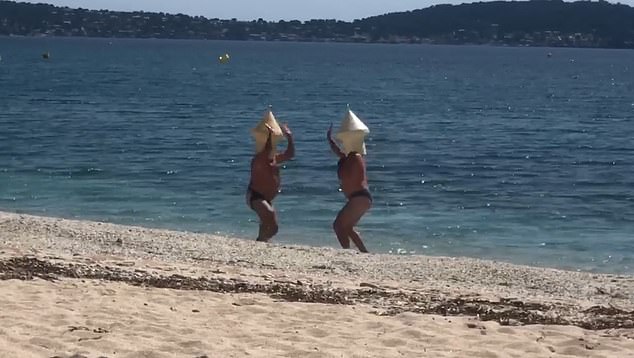 ブイに偽装して海で遊ぶ男性
