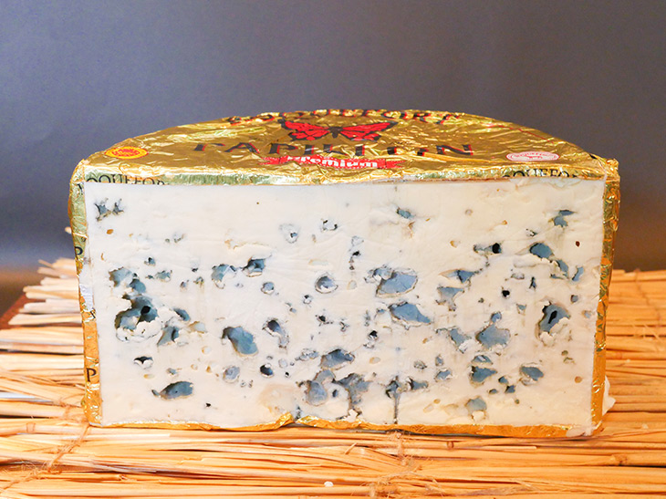 「ロックフォール・パピヨン・プレミウム」9ヶ月100g1480円。9か月間洞窟熟成をさせただけあってまろやか