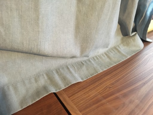 棚の上にのっているカーテン