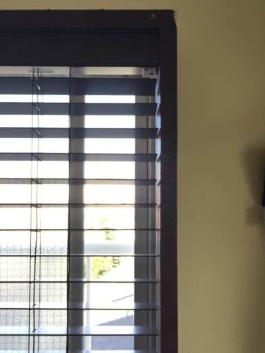 ブラインドを下ろしたままで換気ができる