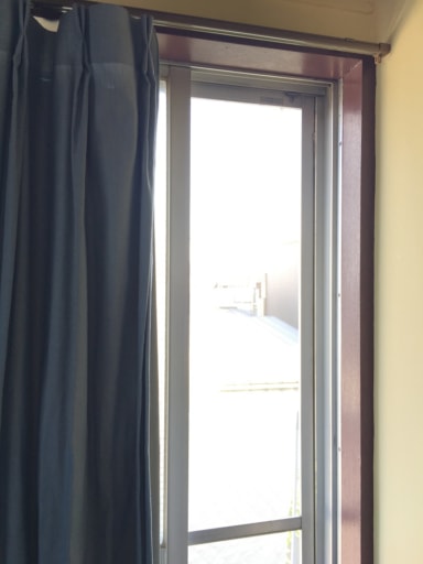 窓に合わせて必要な幅だけカーテンを開けて換気