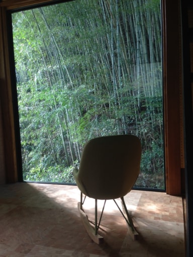 山小屋の大きな窓