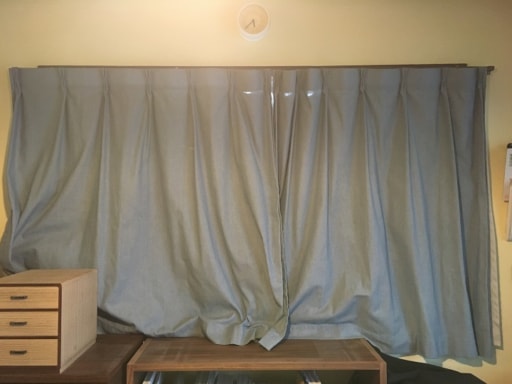 交換前のカーテン