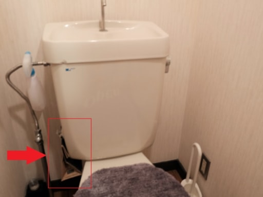 紙袋をトイレタンク脇に付け、、浮かせるサニタリーボックスとして使用