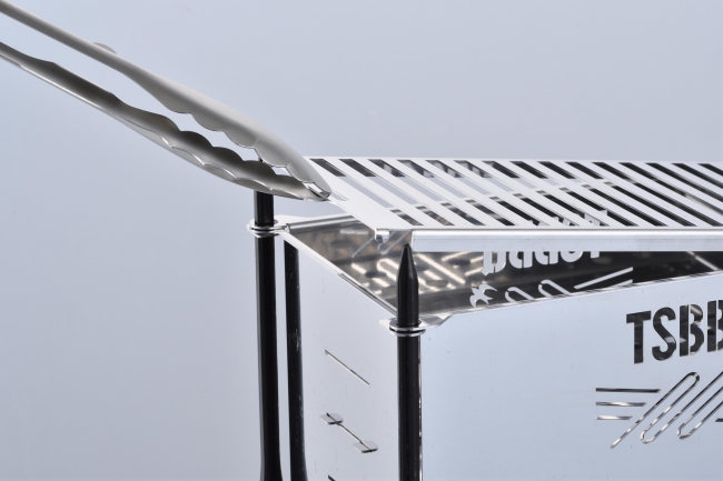 上部の焼き網を外せば、ホットサンドメーカーやフライ パン調理も可能。炭や薪も継ぎ足しやすい設計です。