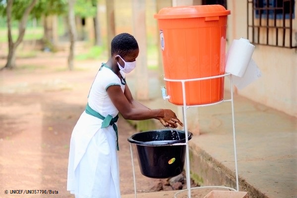 休み時間が終わり教室に戻る前に手を洗う女の子。(ガーナ、2020年7月22日撮影) (C) UNICEF_UNI357796_Buta