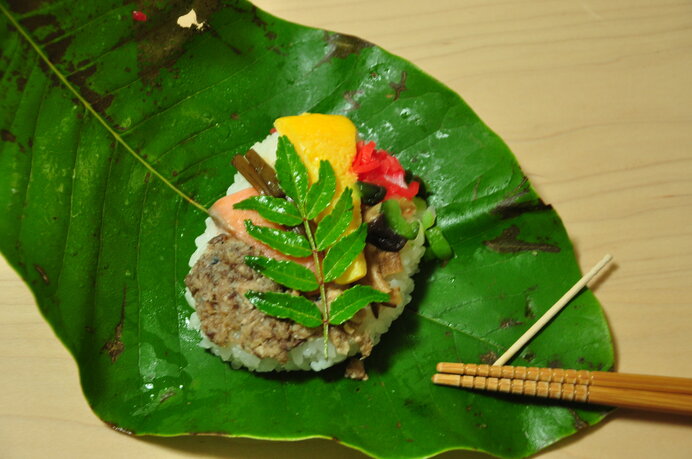こちらは郷土料理の「朴葉寿司」
