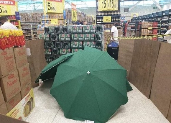 倒れた従業員を傘で隠して営業を続けたブラジルのスーパー