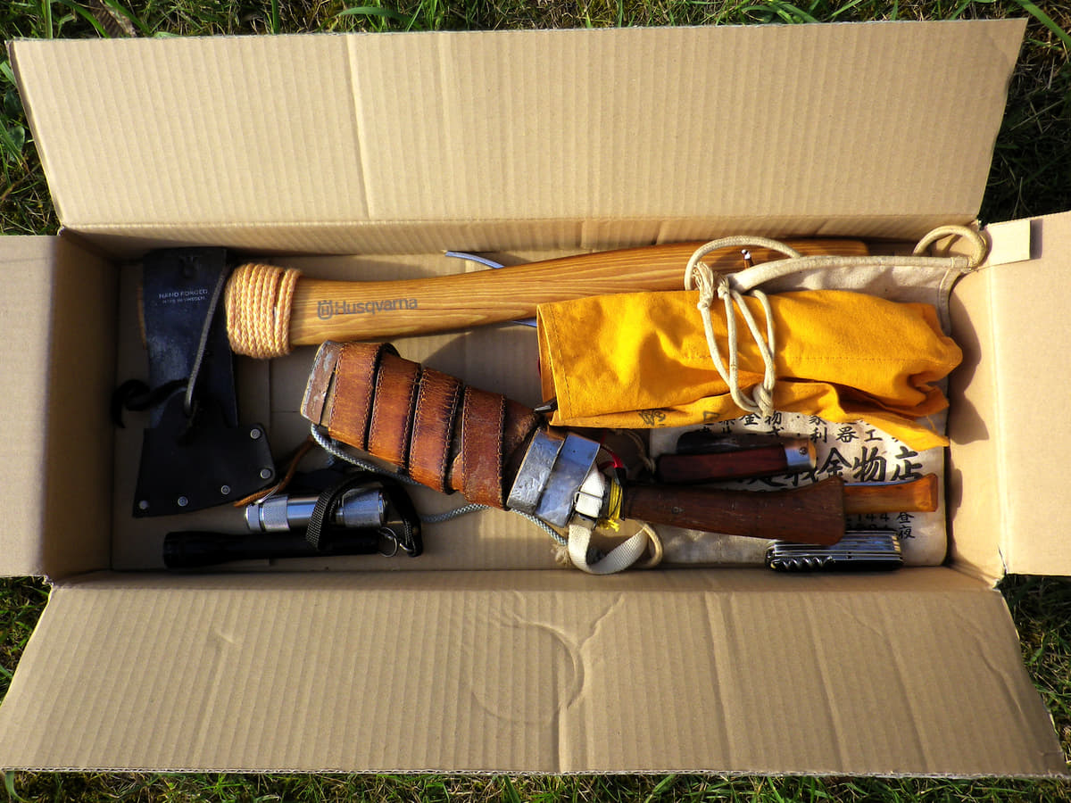 キャンプ用品のナイフ、包丁、ナタなどの刃物類はクルマに積んだままにしておくと銃刀法違反に問われる