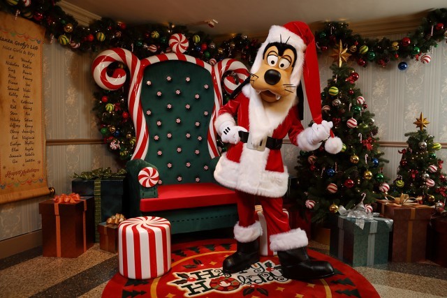 ディズニークリスマス グーフィーがサンタに 香港のクリスマスではキャッスルショーも開催 ニコニコニュース