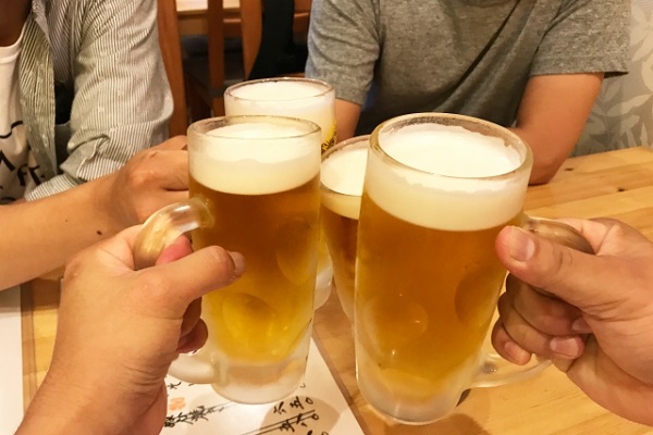 自分だけ会話に入れない 飲み会ぼっち あるある 下戸でテンション低い私は生き地獄 一人でメニュー見てるフリ ニコニコニュース