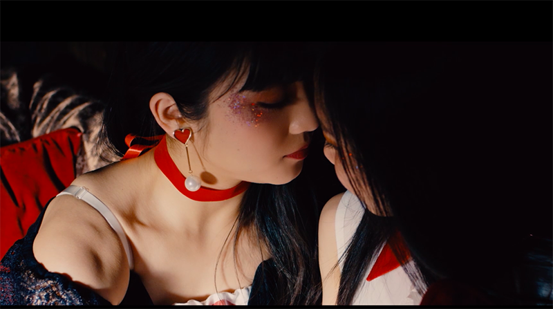 ファッショントレンド 上女性 同士 の キスシーン