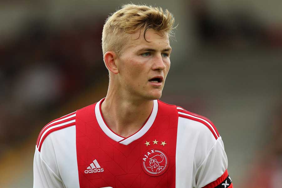 バルサも注視する19歳のアヤックス主将 オランダ監督 2年後には世界最高のcb ニコニコニュース