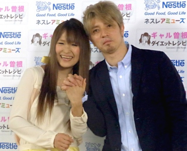 ギャル曽根 出産後初イベントに夫と登場 男児も 母乳飲む量すごい